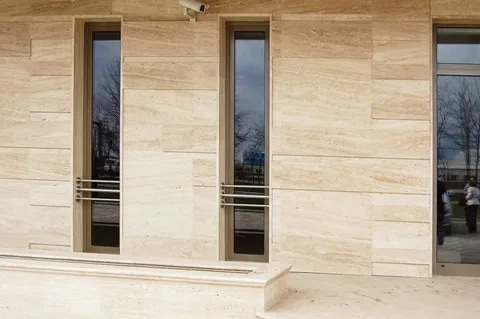 تصویر 4 از سنگ تراورتن رنگ روشن مناسب استفاده در محیط‌ های داخلی و خارجی با مقاومت طولانی